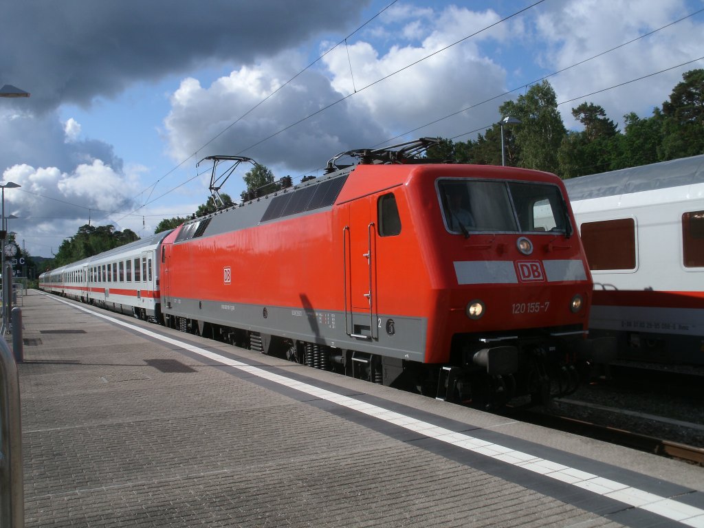 Sauber und frisch lackiert bespannte,am 25.Juni 2011,120 155 den Uex 2415 Binz-Kln ab Binz.