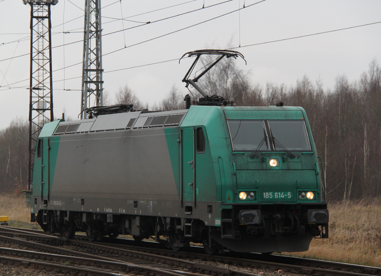 schmutzige 185 614-5 beim Rangieren in Hhe Hp Rostock-Dierkow.12.12.2011