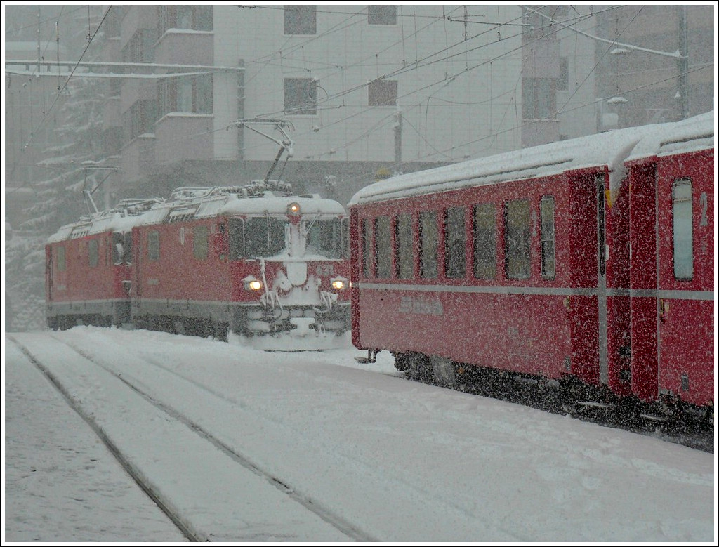 Schneechaos am 25.12.2009 in Arosa, aber die RhB fhrt trotzdem. Die beiden Ge 4/4 II 625 und 631 kmpfen sich nach dem Umsetzten wieder an ihre Wagen, um wenig spter die Abfahrt ins scheelose Chur in Angriff zu nehmen. (Hans)