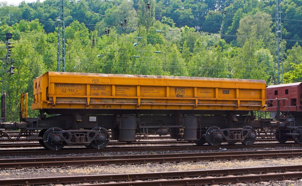 Sch�ttgutkippwagen mit pneumatischer Bet�tigung und vier Rads�tzen Ua 418 (83 54 9200 681-1) der tschechischen Firma TSS a.s., abgestellt am 30.05.2012 in Betzdorf/Sieg. Die deutsche Gattung w�re Fas. 
