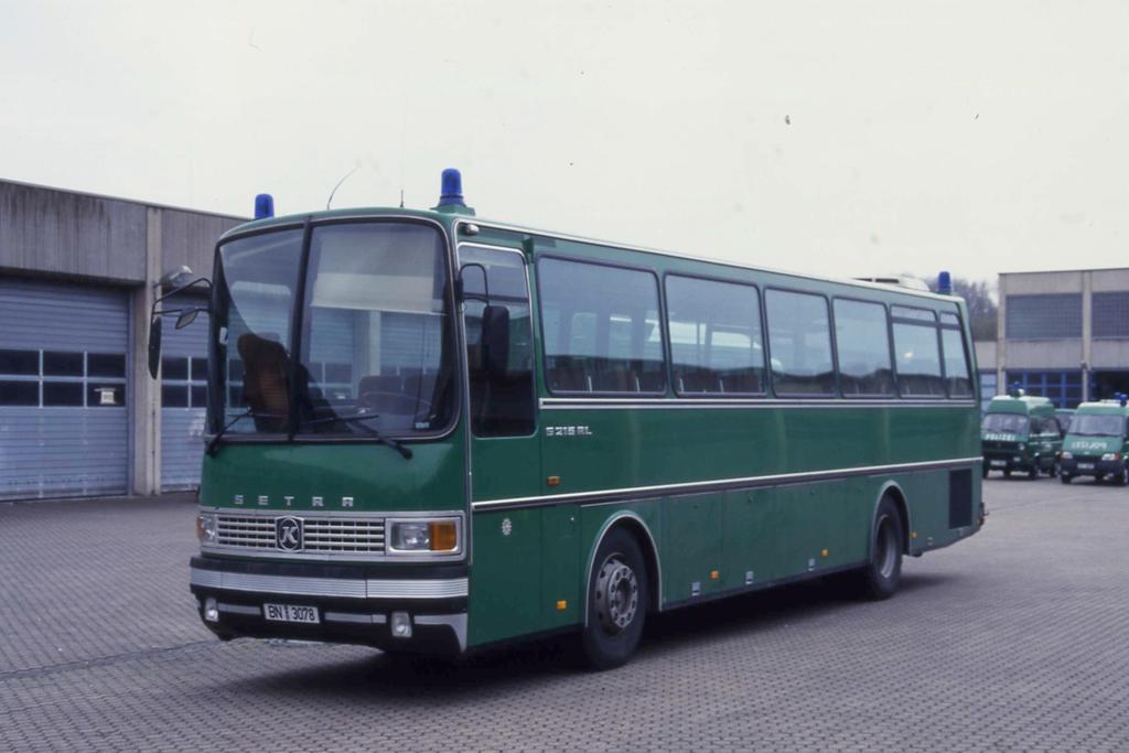 Setra 213 RL Bereitschaftspolizei Brühl
am 24.03.1999 bei einer Ausstellung mit Fotoerlaubnis
im dortigen Gelände.