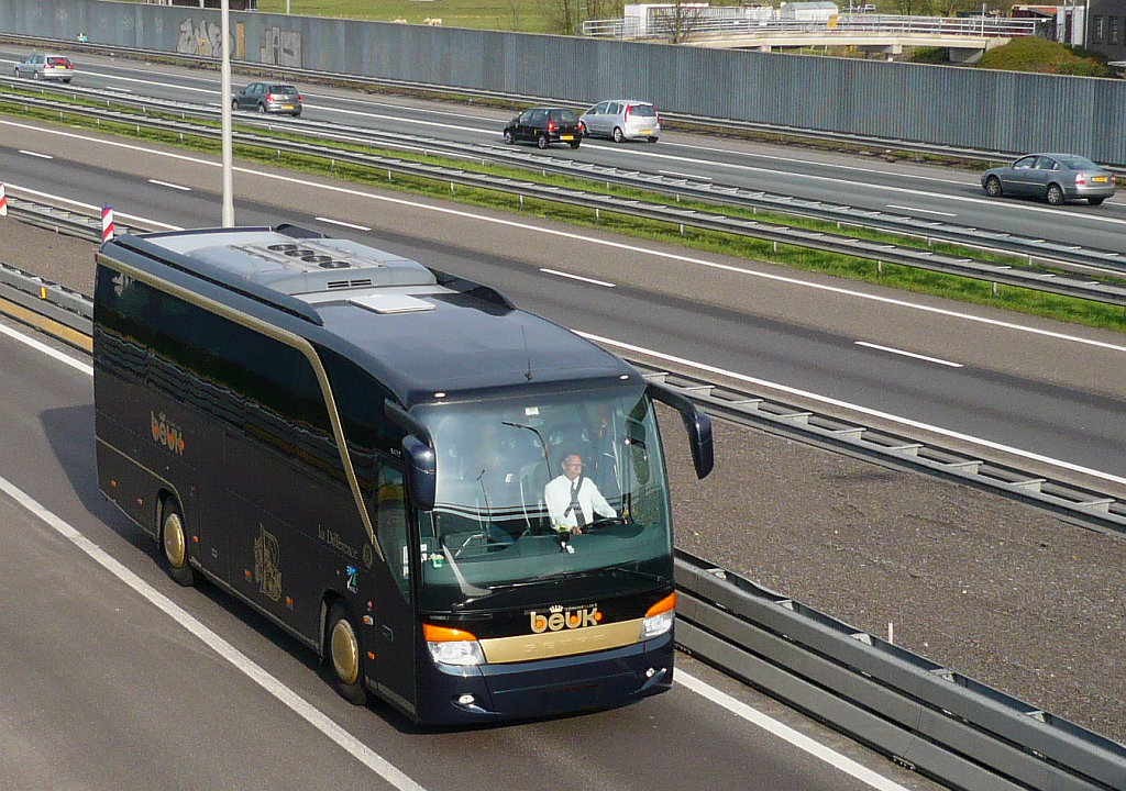 Setra Bus der Firma Beuk Autobahn A4 bei Leiden 01-04-2011.