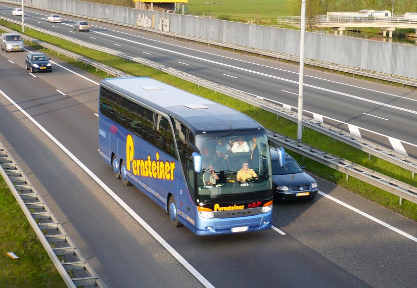 Setra Reisebus der Firma Pernsteiner aus sterreich fotografiert bei Leiden, Niederlande am 24-04-2010.