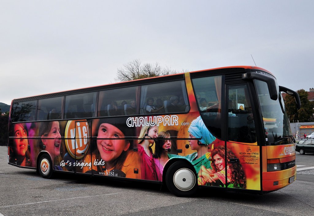 SETRA S300er-Serie von CHALUPAR aus �sterreich am 29.9.2012 in Krems an der Donau.