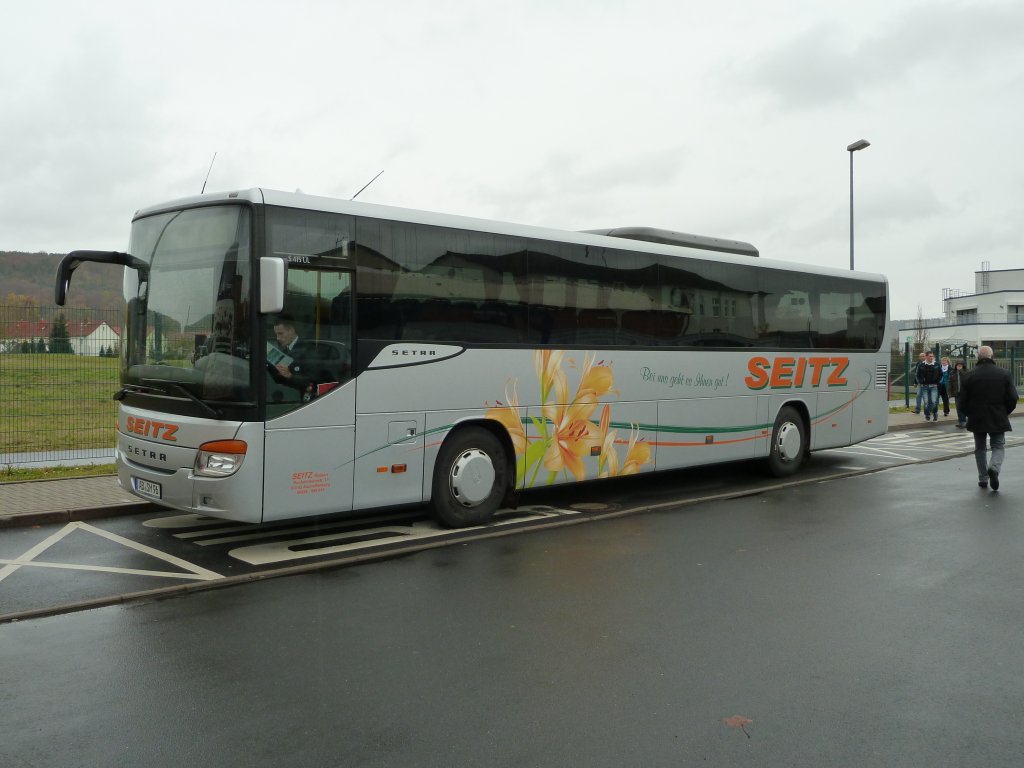 Setra S415UL von  SEITZ  steht auf dem Besucherparkplatz des Erlebnisbergwerks Merkers/Th�ringen, November 2012