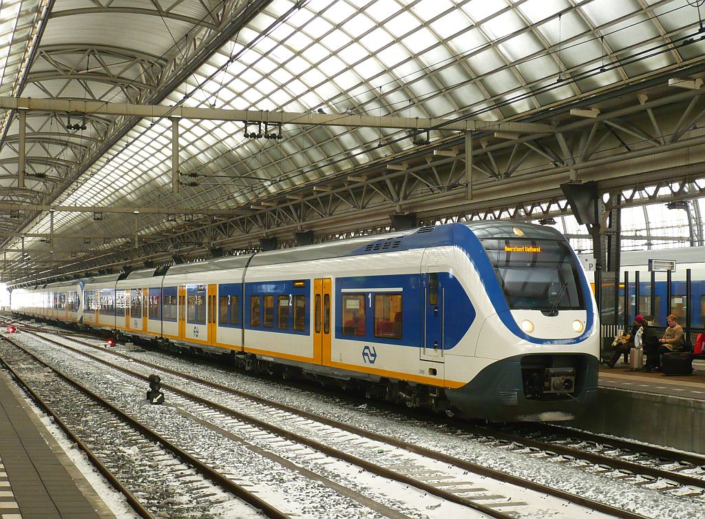 SLT 2458 und 2605 auf Gleis 10 Amsterdam Centraal Station 23-01-2013.

SLT 2458 en 2605 als stoptrein naar Amersfoort op spoor 10 Amsterdam Centraal Station 23-01-2013.