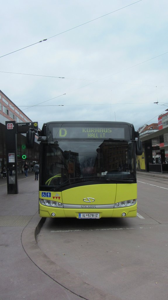 Solaris Urbino 12 der Innsbrucker Verkehrsbetriebe im Einsatz auf der Linie D nach Hall i. T. Kurhaus am Innsbrucker Hauptbahnhof am 2.4.2013.