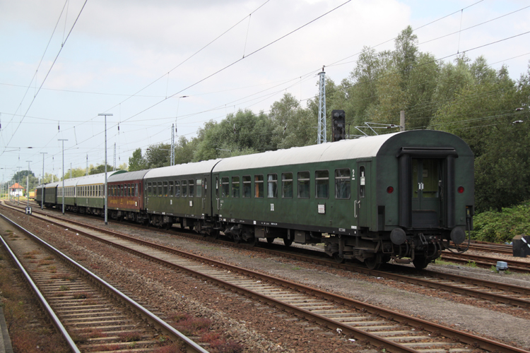 Sonderzug von Berlin macht Dampf steht ohne Lok im Bahnhof Rostock-Bramow.13.08.2011