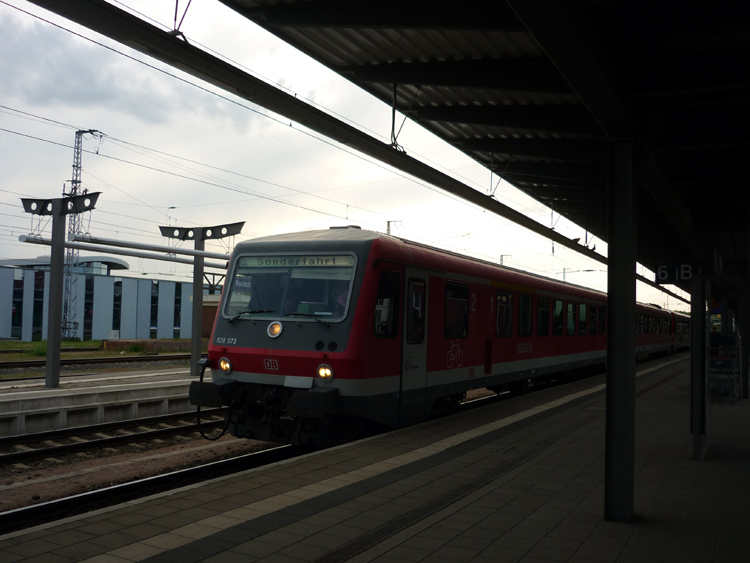 Sonderzug von Warnemnde Richtung Seelze bei der Ausfahrt im 
Rostocker Hbf(29.05.10)