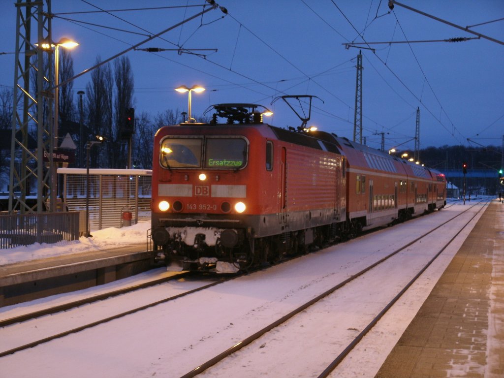 Soviele Lady`s auf Rgen die letzten Tage,gab es schon lange nicht mehr,so war am 11.Februar 2012 die nchste Lady auf Rgen.Hier kam 143 952-0 mit dem RE 13014 Binz-Rostock in Bergen/Rgen an.