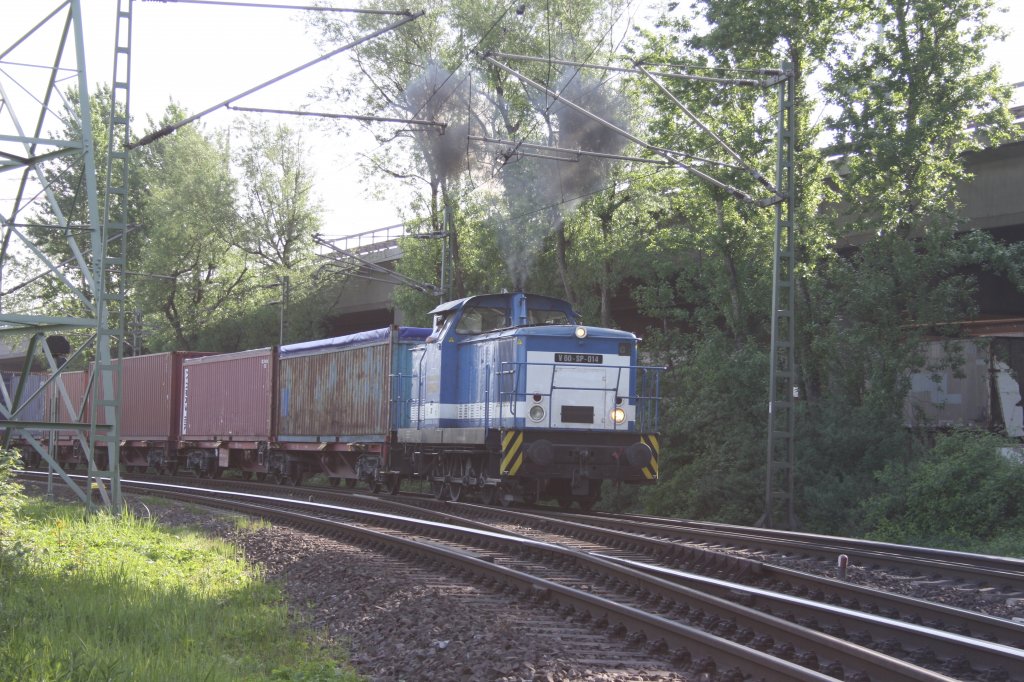 Spitzke V60 SP 014 in Hamburg Waltershof am Rangieren am 07.05.2011
Wie Man Sehen tut unter Volllast beim Anfahren .