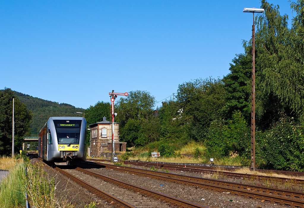 Stadler GTW 2/6 (BR 646) der Hallertalbahn kommt am 23.08.2012 von Neunkirchen, hier beim Stellwerk Herdorf Ost (HO), nach dem Halt am Bahnhof Herdorf fhrt sie dann weiter in Richtung Betzdorf/Sieg.