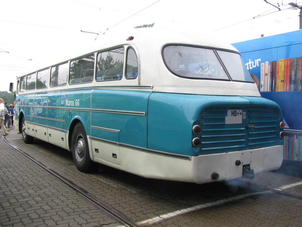 Stadtlinienbus Ikarus 66 aus Neubrandenburg (NB) anllich 130 Jahre Strba in Rostock [27.08.2011]