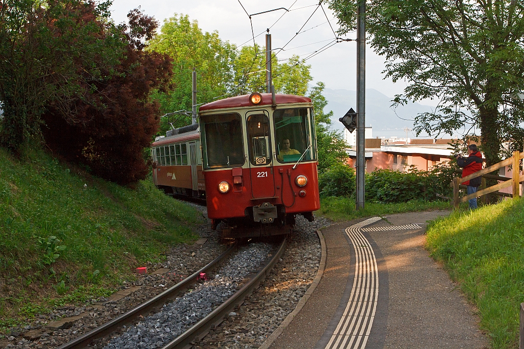 Steuerwagen voraus Bt 221 und Gepcktriebwagen BDeh 2/4 Nr. 74 der MVR (Transports Montreux–Vevey–Riviera) ex CEV (Chemins de fer lectriques Veveysans) fhrt am 26.05.2012 hinauf von Vevey nach Blonay, hier hurz vor dem Haltepunkt Gilamont. Wir wollen jedoch hinab.