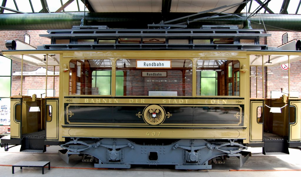 Straenbahnmuseum Kln in Thielenbruch.
Der Triebwagen 407 steht fr die erste Generation des elektrischen Bahnbetriebs in Kln, der am 15. Oktober 1901 begann.
Baujahr: 1902, Hersteller: van der Zypen & Charlier, Kln-Deutz (mechanischer Teil)Siemens & Halske, Berlin (elektrischer Teil).
Der Wagen bot den Fahrgsten 16 Sitzpltze auf Lngsbnken in einem durch Schiebetren von den Vorrumen abgetrennten Innenraum. 
Das Sitzen in der Elektrischen war so eng, dass „Damen mit ungeschtzten Hutnadeln“ von der Fahrt ausgeschlossen wurden. (10.05.2009)





