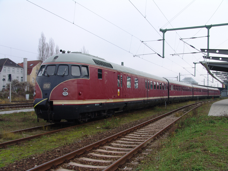 Stuttgarter RssleVT612 507-4)stand am 10.12.07 als Sonderzug von Rostock Hbf Richtung Braunschweig Hbf abgestellt im Rostocker Hbf.