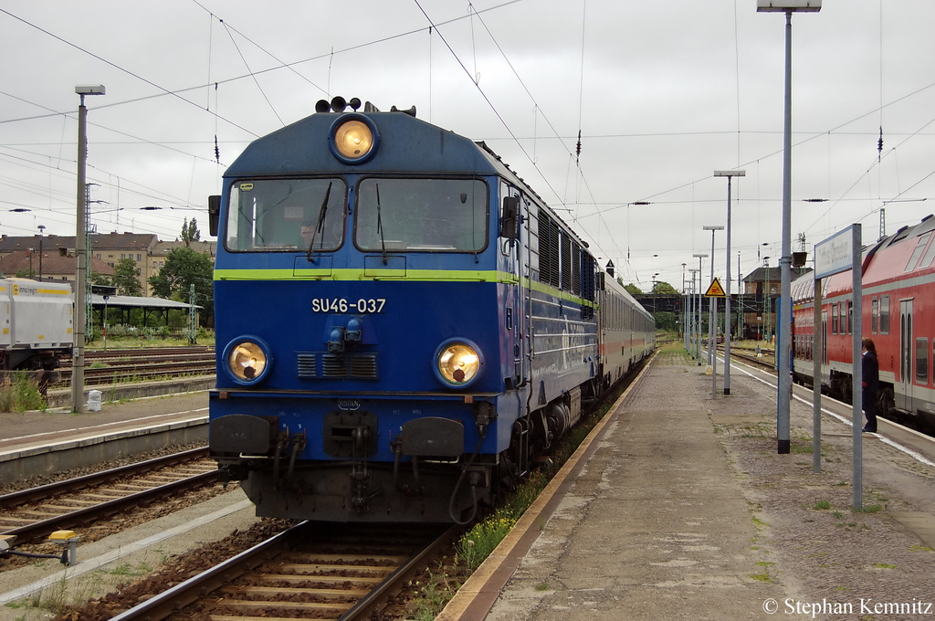 SU46-037 der PKP-Cargo mit dem EC 248 von Krakow Glowny nach Lneburg in Cottbus. 30.06.2011