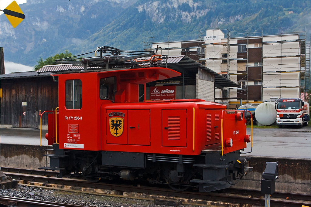 Te 171 203-3 (ex SBB Te III - 203)   Meiringen  der zb (Zentralbahn) abgestellt am 29.09.2012 im Bahnhof Meiringen. 
Die Te III wudde 1959 von der SLM unter der Fabriknummer 4399 gebaut, der elektrische Teil ist von der MF Oelikon (Zrich). Das Wappen stammt von der 1994 ausrangiert und abgebrochen HGe 4/4 I - 1991.  
Techn.Daten der Te 171: Spurweite 1.000 mm >  Hchstgeschwindigkeit  60 km/h  > Achsfolge  Bo  > Lnge ber Puffer  6.05 m  > Gewicht  26.0 t 