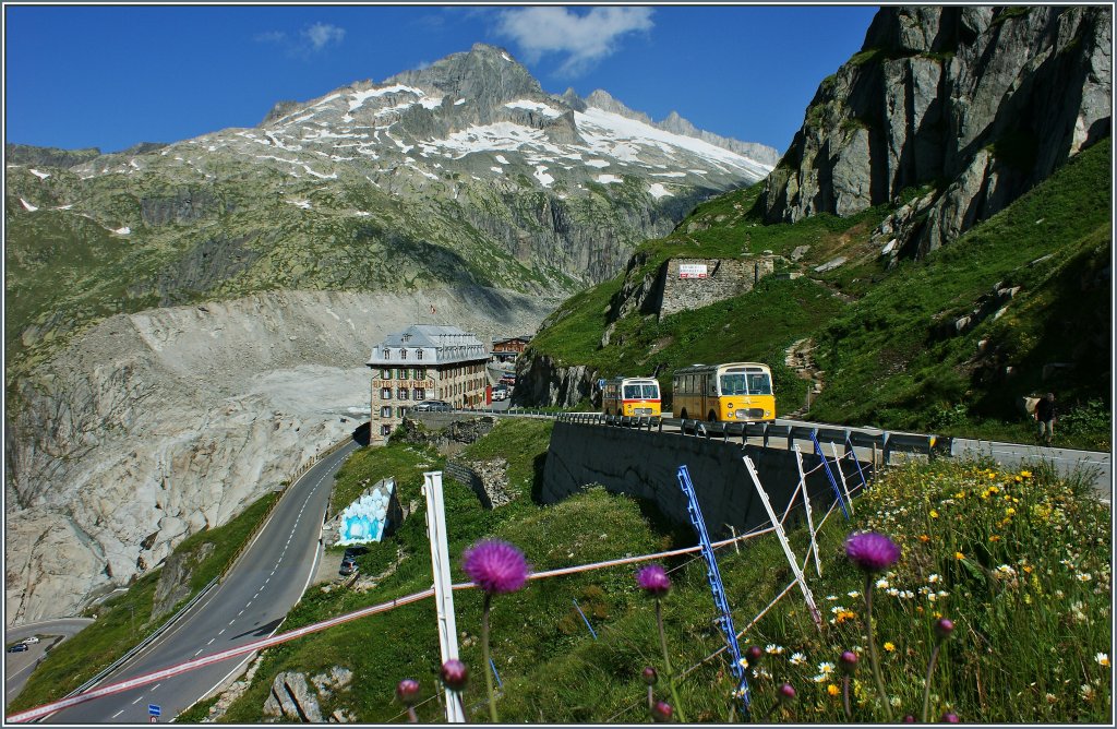 Trari-Trara die Post ist da. Nicht nur mit Zug und Auto lsst sich die wunderschne Gegend am Rhonegletscher besichtigen,es ist auch eine Reise mit dem Postbus mglich, wie hier am Aussichtspunkt Belvedre zu sehen ist.
(05.08.2013)