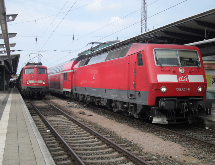 Treffen im Rostocker Hbf link´s steht 115 509-2+IC1861 von 
Hamburg-Altona Richtung Seebad Heringsdorf und recht´s steht 
120 201-9+RE 33012(Rostock-Hamburg).Aufgenommen am 06.08.10