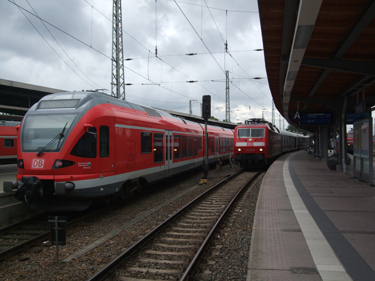 Treffen im Stralsunder Hbf.links RE9 von Stralsund Richtung Ostseebad Binz in der Mitte steht 120 125-0 mit IC1805/1815 von Ostseebad Binz/Seebad Heringsdorf nach Kln Hbf.rechts steht 218 374-7.(25.07.09) 