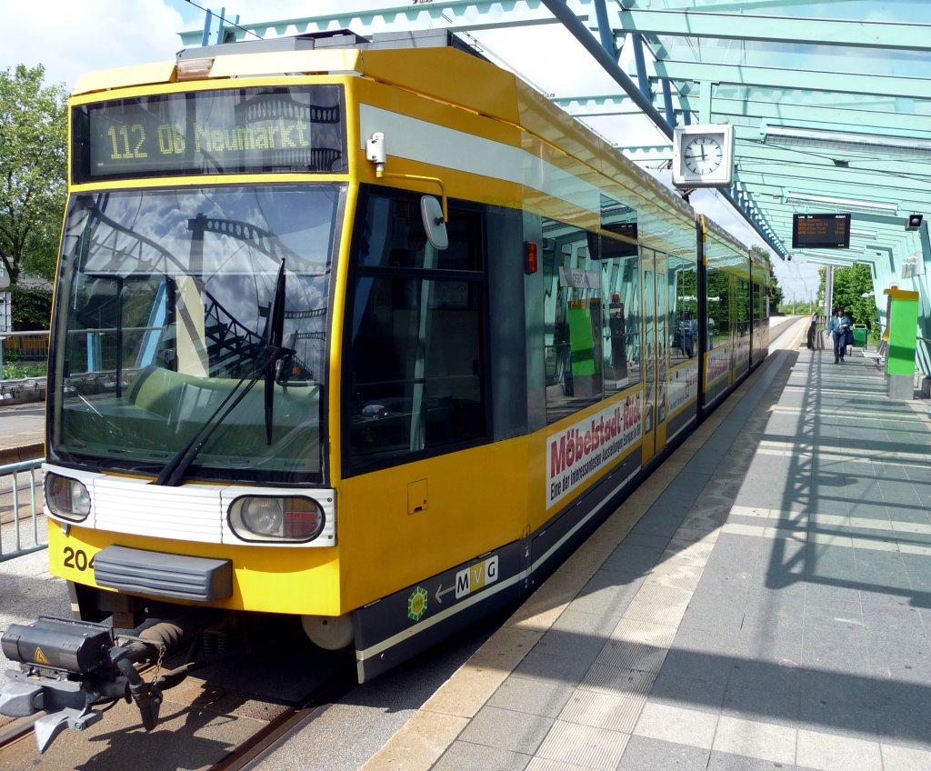 Triebwagen 204 der Mhlheimer Verkehrsbetriebe hier am 16.05.2009 an der Haltestelle MAN Turbo in Oberhausen.
Linie 112 -> OB-Neumarkt