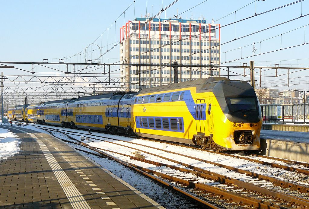 TW DD-IRM 9585 und 8663 einfahrt Gleis 10 Amsterdam Centraal Station 16-01-2013.

NS DD-IRM 9585 en 8663 binnenkomend op spoor 10 Amsterdam Centraal Station 16-01-2013.