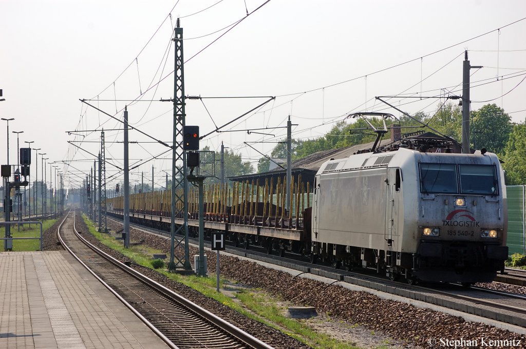 TXL 185 540-2  Kassel Huskies  die fr Raildox fhrt mit leeren Holzzug in Rathenow in Richtung Wustermark unterwegs. 29.04.2011