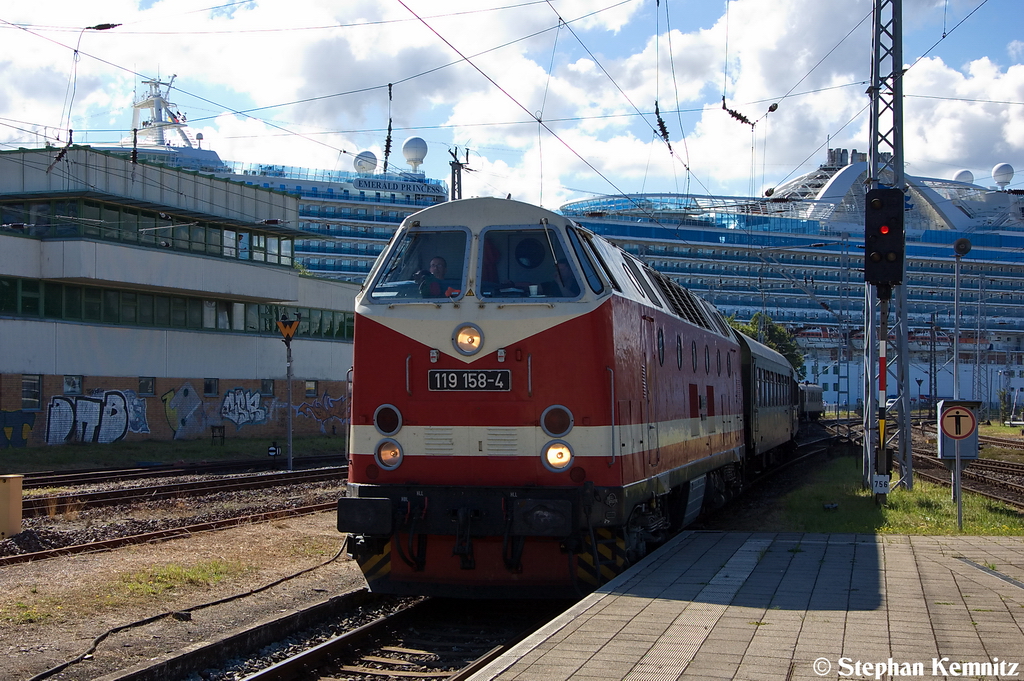 U-Boot 119 158-4 der Dampflokfreunde Berlin e.V. mit dem  Hanse Sail 2012  Sonderzug von Berlin Schneweide nach Warnemnde und das  U-Boot  fhrt gerade in Warnemnde ein. 11.08.2012