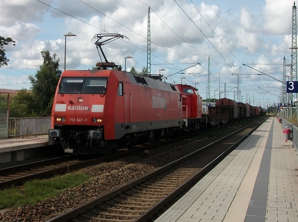 bergabe Stralsund-Mukran am 03.September 2010 mit 152 047 und 298 318 bei der Durchfahrt durch Bergen/Rgen.