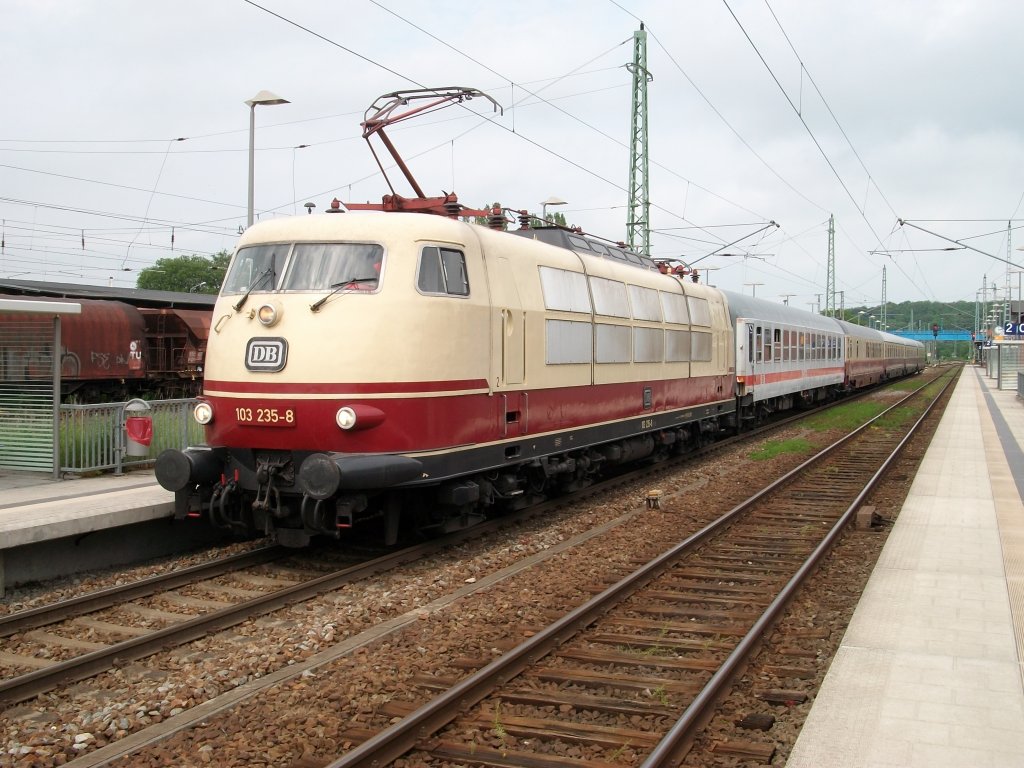 berraschungsbesuch auf Rgen am 11.Juni 2010.103 235 kam mit einem Sonderzug von Kln nach Bergen/Rgen.Nach dem Richtungswechsel ging der Leerpark nach Stralsund.