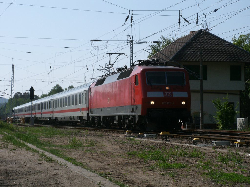 Uex 1963 Binz-Kln,gezogen von 120 105,am 21.Mai 2011,bei der Ausfahrt aus Binz.