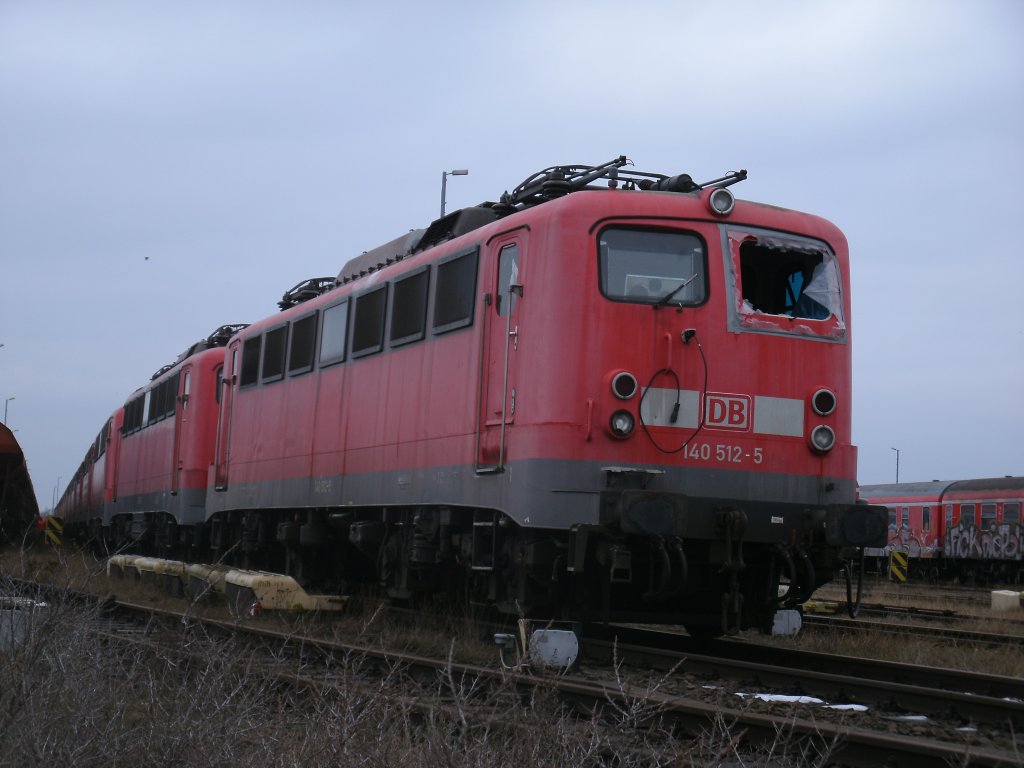  Umgezogen  mit mehreren anderen 140er ist 140 512-5 von Rostock Seehafen nach Mukran.Am 19.Dezember 2012 nahm ich die schon ldierte Lok in Mukran.