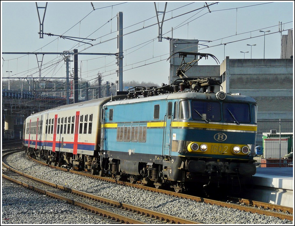 Und noch ein Highlight des 30.03.2009. Die HLE 1602 f�hrt, aus Br�ssel kommend, mit ihren P (Heure de pointe) Zug (Verst�rkungszug), bestehend aus M4 Wagen, in den Bahnhof Li�ge Guillemins ein. (Jeanny) 