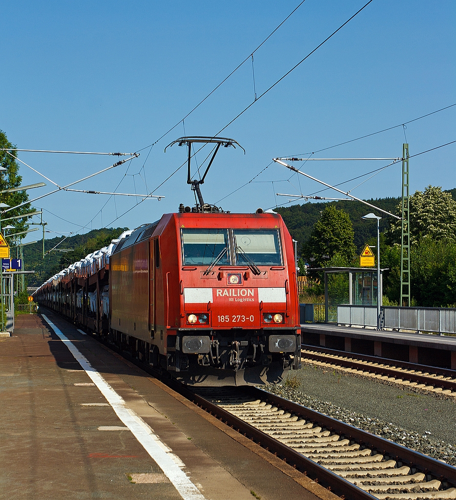 Und noch ein Zug mit vielen Autos die vier Ringe haben....
185 273-0 der DB Schenker Rail (eine Bombardier TRAXX F140 AC2) zieht am 07.07.2013 einen sehr langen Autozug (mit Neuwagen der Marke mit den vier Ringen) durch den Bahnhof Ehringshausen (Kr. Wetzlar). 
Die Lok wurde 2006 bei  Bombardier in Kassel unter der Fabriknummer 34130 gebaut.