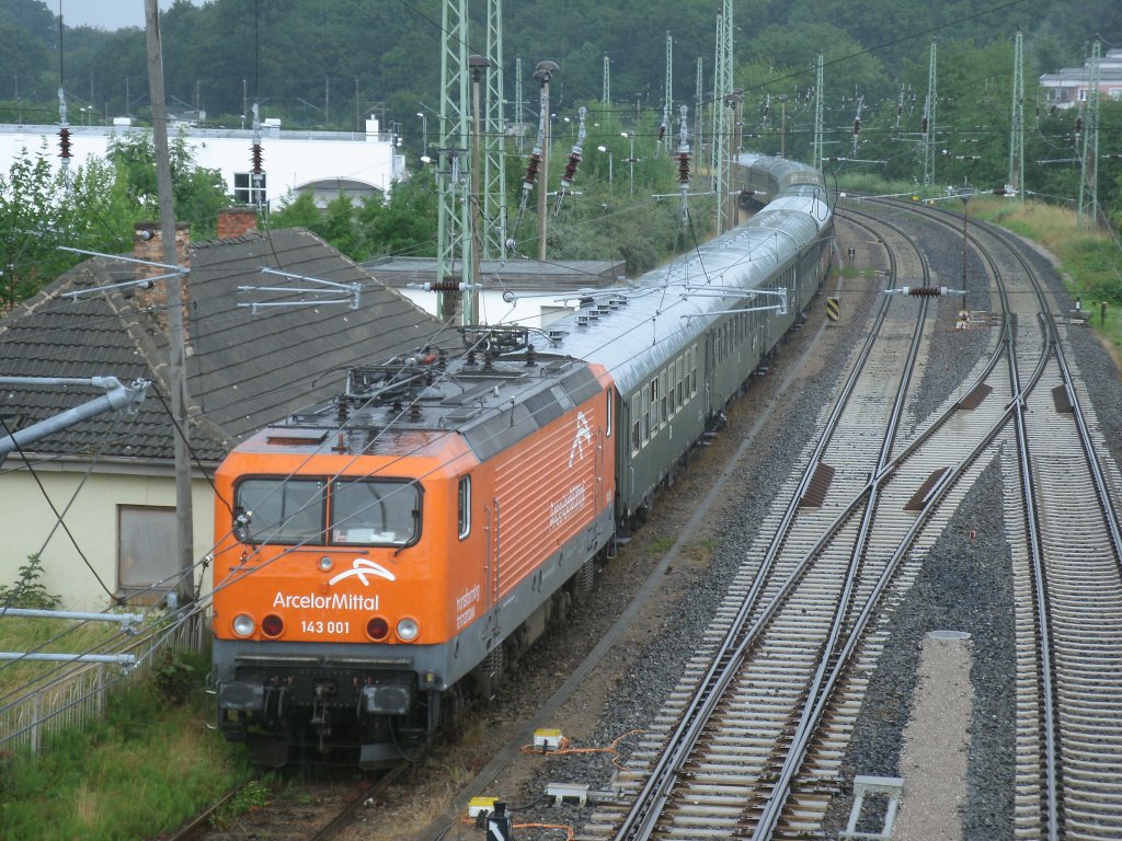 Und sah die EKO Trans 143 001-6,am 07.Juli 2012,von der Fussgngerbrcke in Bergen/Rgen aus.