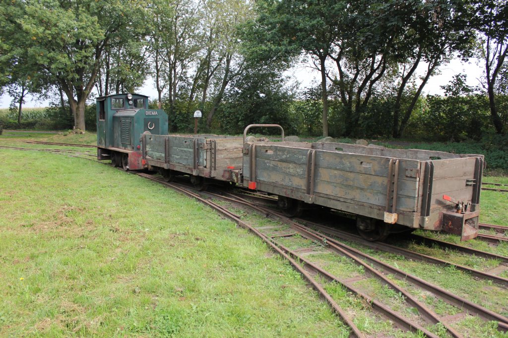 Und Wieder Eine DIMA mit 2 Holzloren im BW der Kleinbahn Deinste am 03.10.2011