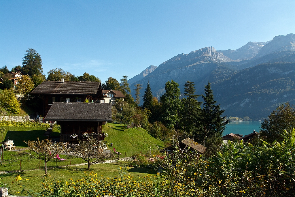 Unsere Unterkunft in Brienz(30.09.2011): B&B Spycher Brienz ist eine gemtliche, sehr ruhig gelegenes Bed and Breakfast im urtypischen Charme des Berner Oberlandes.
Vorne der historischen „ Spycher“ aus dem Jahr 1602 und dahinter das Gstehaus mit Blick auf den Brienzer See (hier rechts im Bild) und die Brienzer Rohornbahn (rechts vom Bild verluft das Gleis)