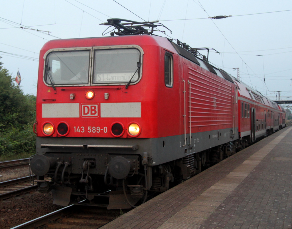 Upps wen haben wir denn?143 589-0 wollte am Abend unbedingt nochmal fotografiert werden es war 21:08 Uhr als Sie mit der S1 von Rostock Hbf nach Warnemde im Bahnhof Rostock-Bramow ankam.13.07.2013