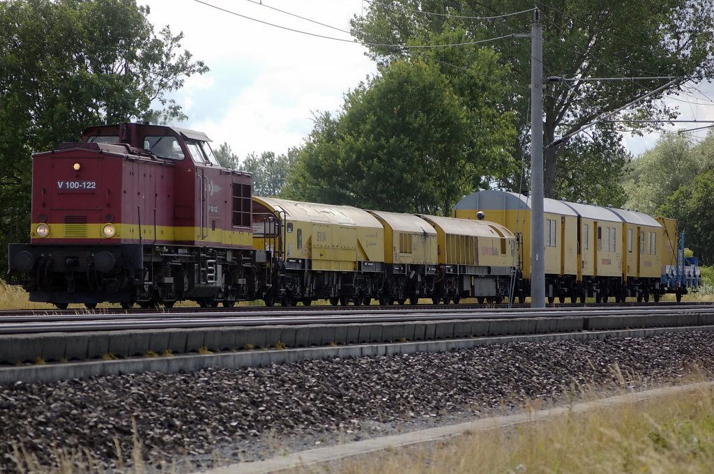 V 100-122 (202 487-5) der Lappwaldbahn (LWB) mit einem Bauzug zwischen Growudicke und Rathenow in Richtung Wustermark. 25.07.2010