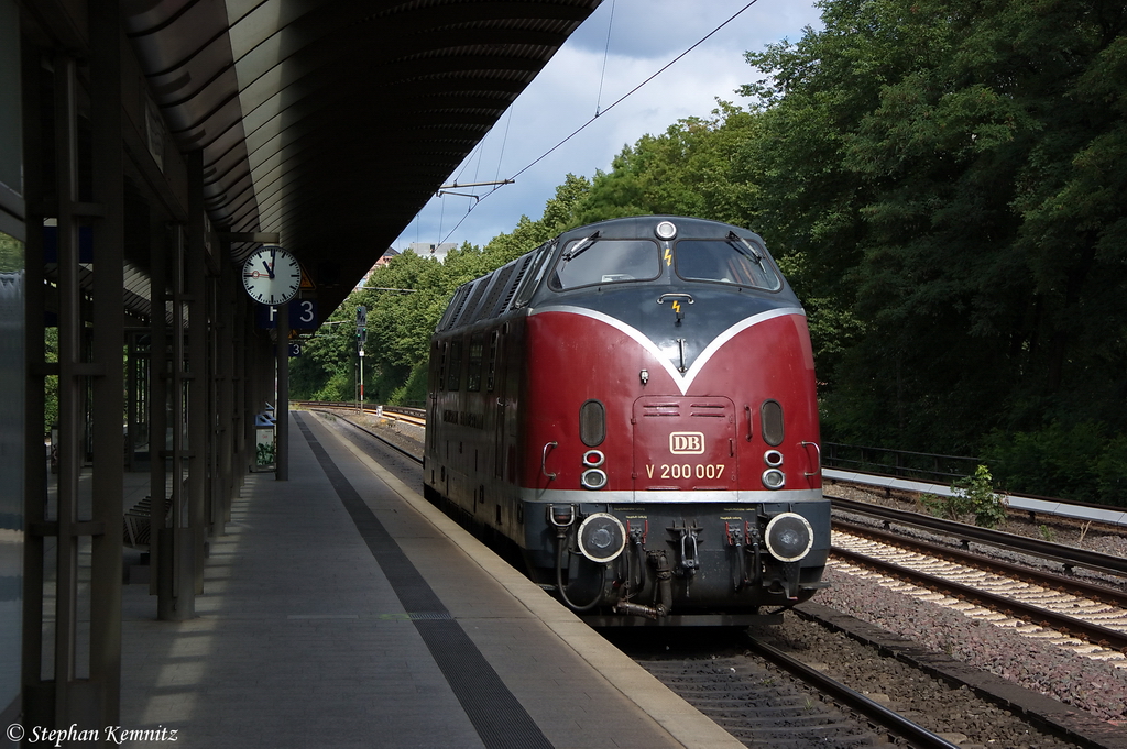 V 200 007 (220 007-9) Historische Eisenbahnfahrzeuge Lbeck e.V. kommt berraschend Lz durch Hamburg Dammtor gefahren und fuhr in Richtung Hamburg-Sternschanze weiter. Sie war auf berfhrungsfahrt von Lbeck nach Niebll gewesen und wird dort von der neg - Norddeutsche Eisenbahngesellschaft Niebll GmbH im Personenverkehr eingesetzt als Ersatz fr eine nicht fahrbereite Dampflok. 21.07.2012