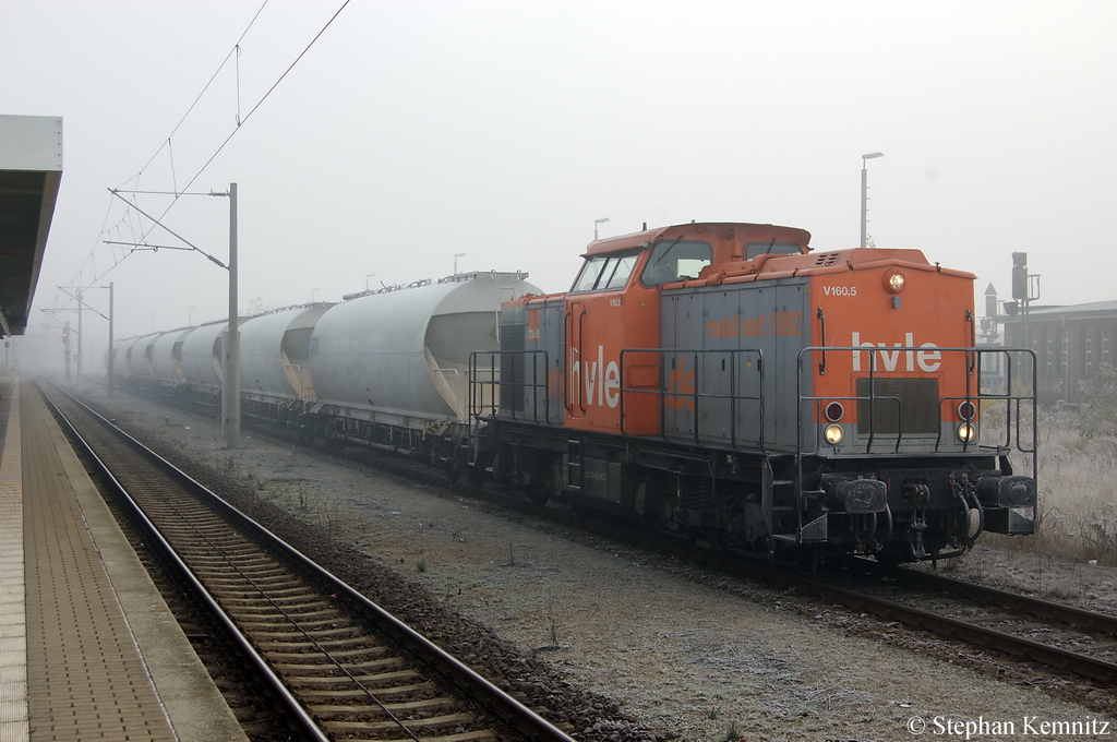 V160.5 (203 143-3) ex DR 110 816-6 der hvle - Havellndische Eisenbahn AG mit einem Uacs Ganzzug in Rathenow und wartet auf die Weiterfahrt zum Premnitzer Gewerbegebiet. 14.11.2011