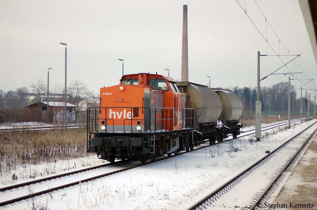 V160.5 (203 143-3) der hvle mit einem kurzem GZ von Premnitz Gewerbegebiet nach Wustermark Gbf in Rathenow. 03.12.2010