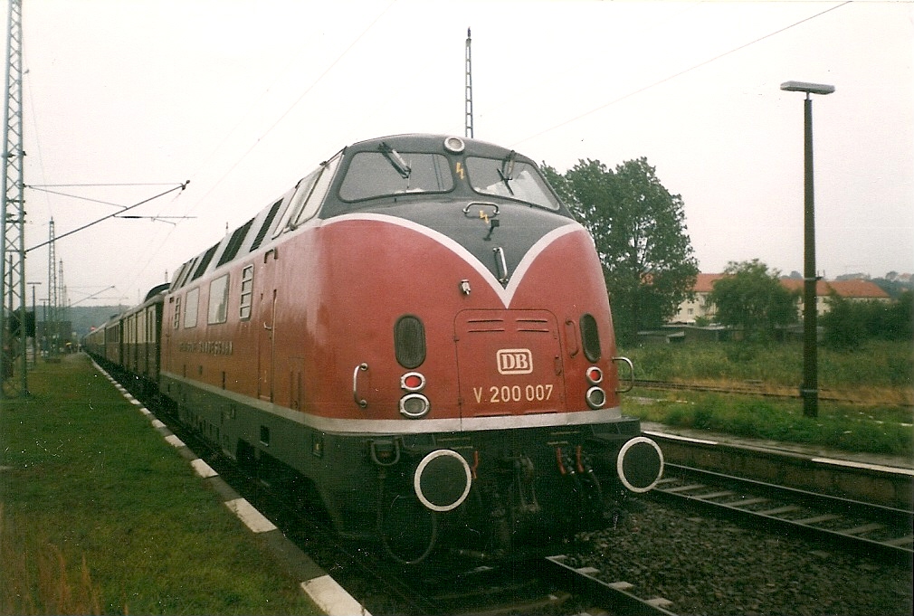 V200 007 am Schlu von einem Sonderzug nach der Ankunft in Bergen/Rgen.