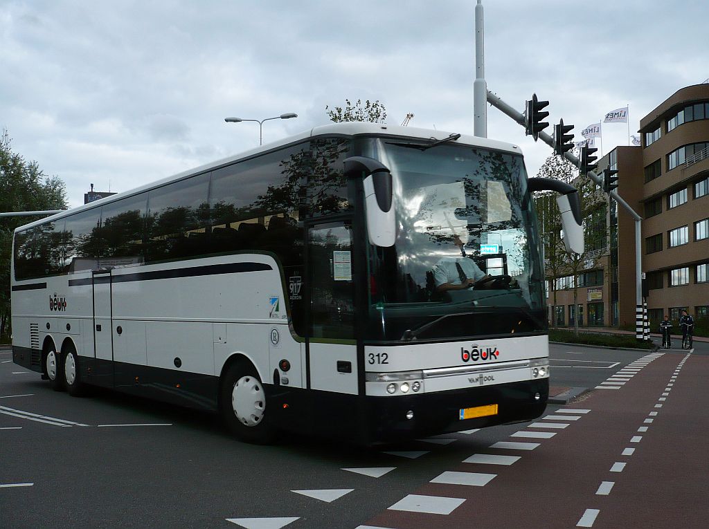 Van Hool T917 Acron Reisebus der Firma Beuk. Schipholweg Leiden 28-09-2012.

Van Hool T917 Acron reisbus van de firma Beuk. Schipholweg Leiden 28-09-2012.