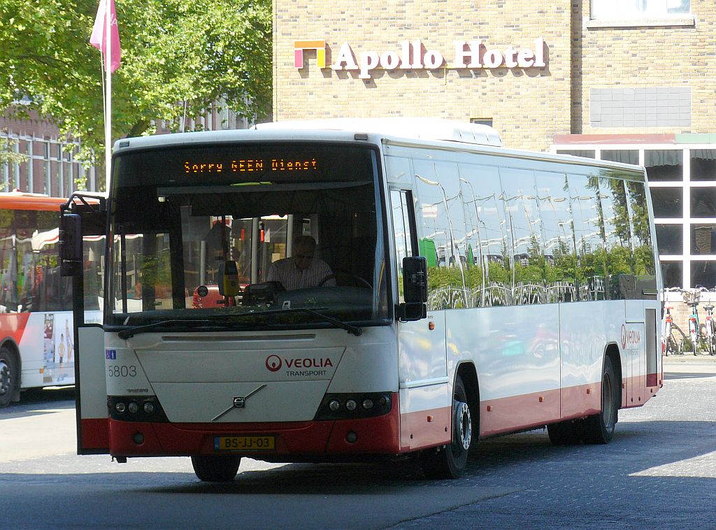 Veolia Bus 5803 Volvo 8700 Baujahr 2006 Bahnhof Breda 18-07-2013.

Veolia bus 5803 Volvo 8700 bouwjaar 2006 station Breda 18-07-2013.