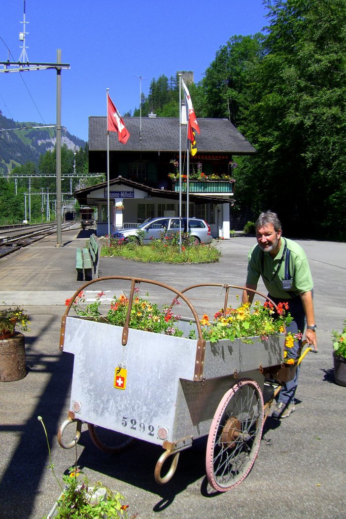 Vielleicht gelingt es mit diesem Bild der Flora zu etwas Anschub zu verhelfen....
Die Aufnahme ist am 04.08.2007 von dem  Drehscheibendreher Peter  an der Station Blausee gemacht worden, 4 Tage nach dem legendren luxemburgisch-deutschen Furka-Lok-Dreh.
Viele Gre
Hans-Gerd