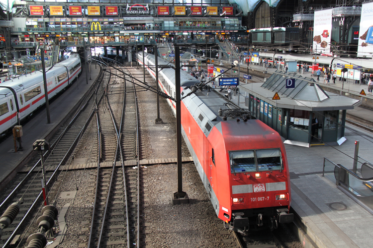 volles Haus im Hamburger Hbf link´s steht ein ICE2 recht´s ICE-TD nach Berlin-Ostbahnhof und in der Mitte 101 067-7 mit IC 2221 von Fehmarn-Burg nach Frankfurt(Main)Hbf kurz vor der Abfahrt im Hamburger Hbf.(04.06.2011)