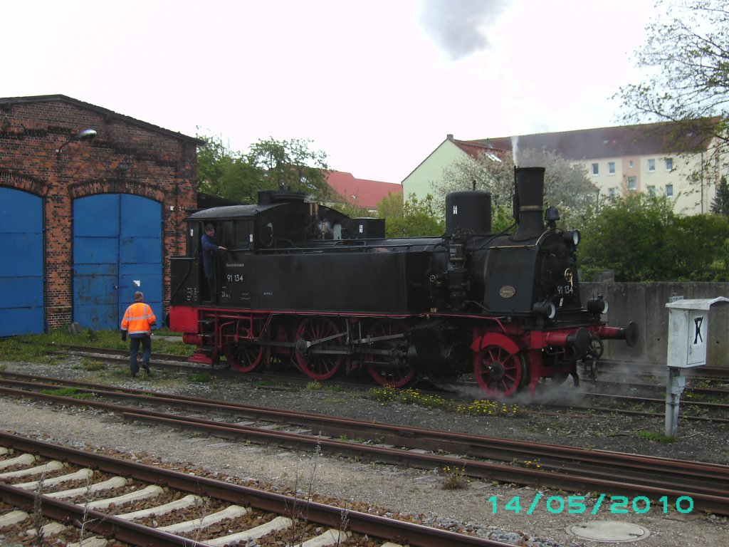 Vor dem Lokschuppen in Bergen/Rgen steht 91 134 zur Kontrolle am 14.Mai 2010.