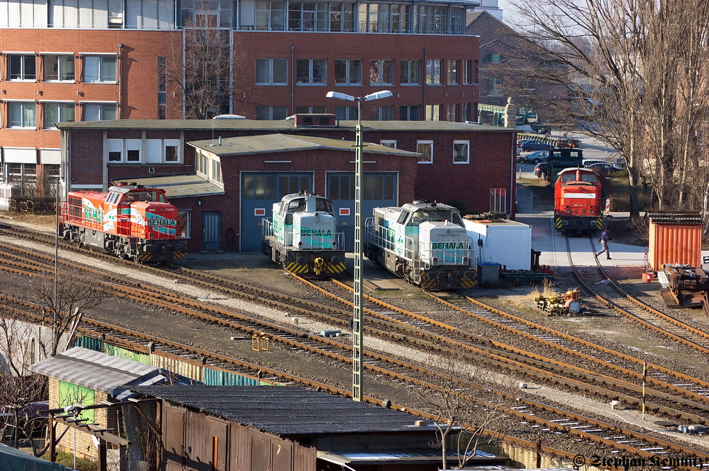 Vor dem Lokschuppen des Berliner Westhafens stehen die Loks BEHALA 10, BEHALA 20 (277 405-0), BEHALA 21 (277 805-8) und die 345 107-7. 02.02.2012